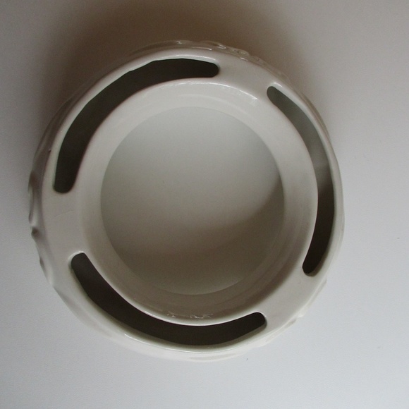 Vintage Ivory Footed Flower porcelain Centerpiece ring - Picture 5 of 8